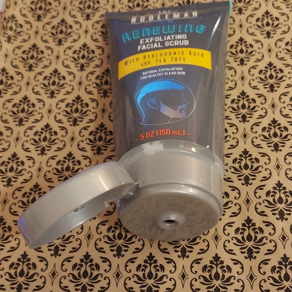 Renewing Exfoliating Facial Scrub with Hyaluronic Acid and Tea Tree FULL SIZE! - Picture 3 of 5